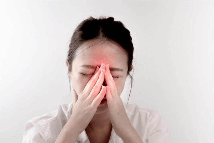 Ngạt mũi khi mang thai đi kèm sốt, đau nhức mũi và vùng mặt là dấu hiệu viêm xoang