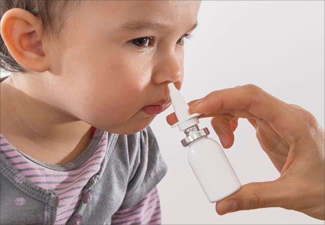 Xịt mũi cho trẻ bằng dung dịch vệ sinh xịt mũi giúp làm sạch mũi