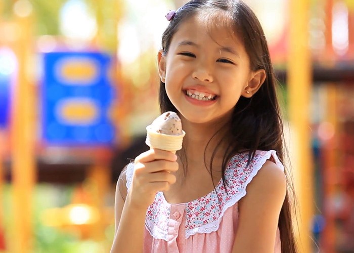 Ăn kem để hạ sốt chỉ nên áp dụng với trẻ em lớn hơn 10 tuổi