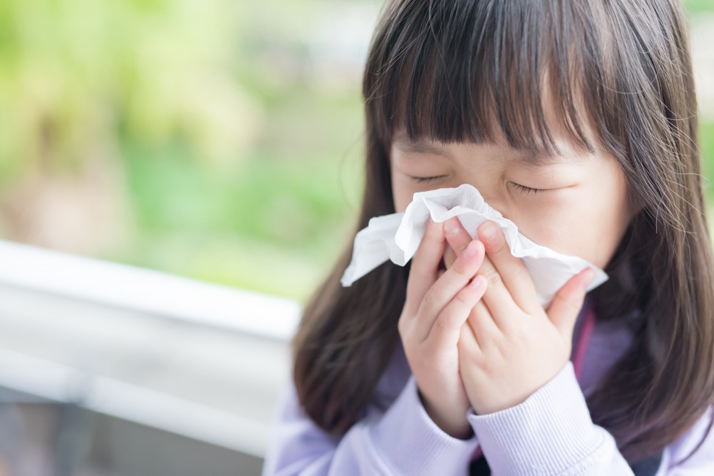 Triệu chứng của cảm lạnh bao gồm sổ mũi và hắt hơi