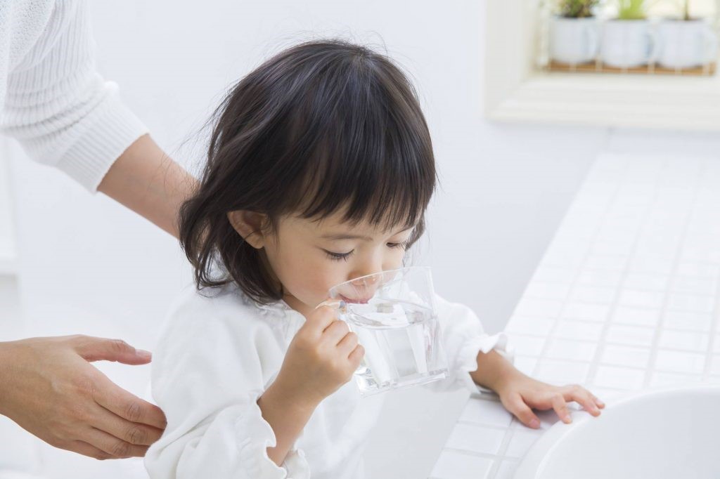 Cho trẻ uống nước nhiều hơn để tránh lở loét miệng trở nên nghiêm trọng