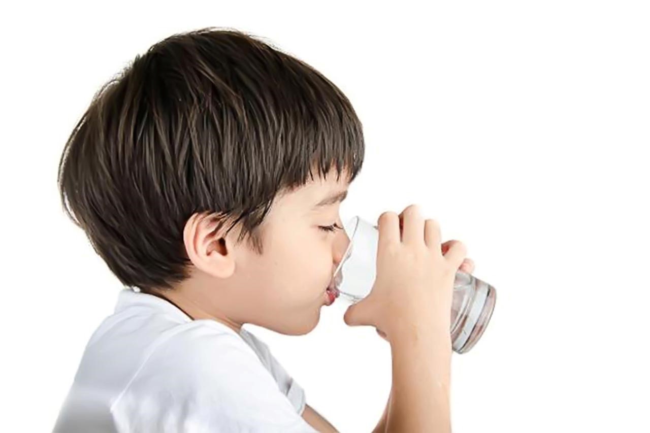 Khuyến khích trẻ uống đủ lượng nước trong ngày giúp giảm rối loạn tiêu hóa
