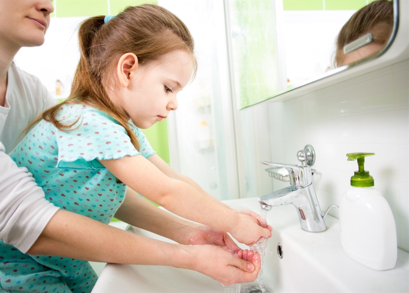 Hướng dẫn trẻ rửa tay thường xuyên