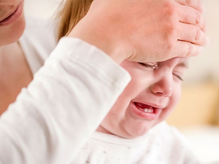 Trẻ sốt mọc răng thường kèm theo quấy khóc, bỏ ăn