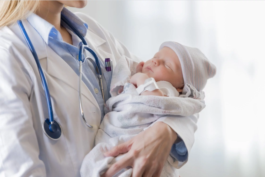Trẻ nhỏ đặc biệt là trẻ sơ sinh khi sốt cần được thăm khám kịp thời bởi bác sĩ chuyên khoa