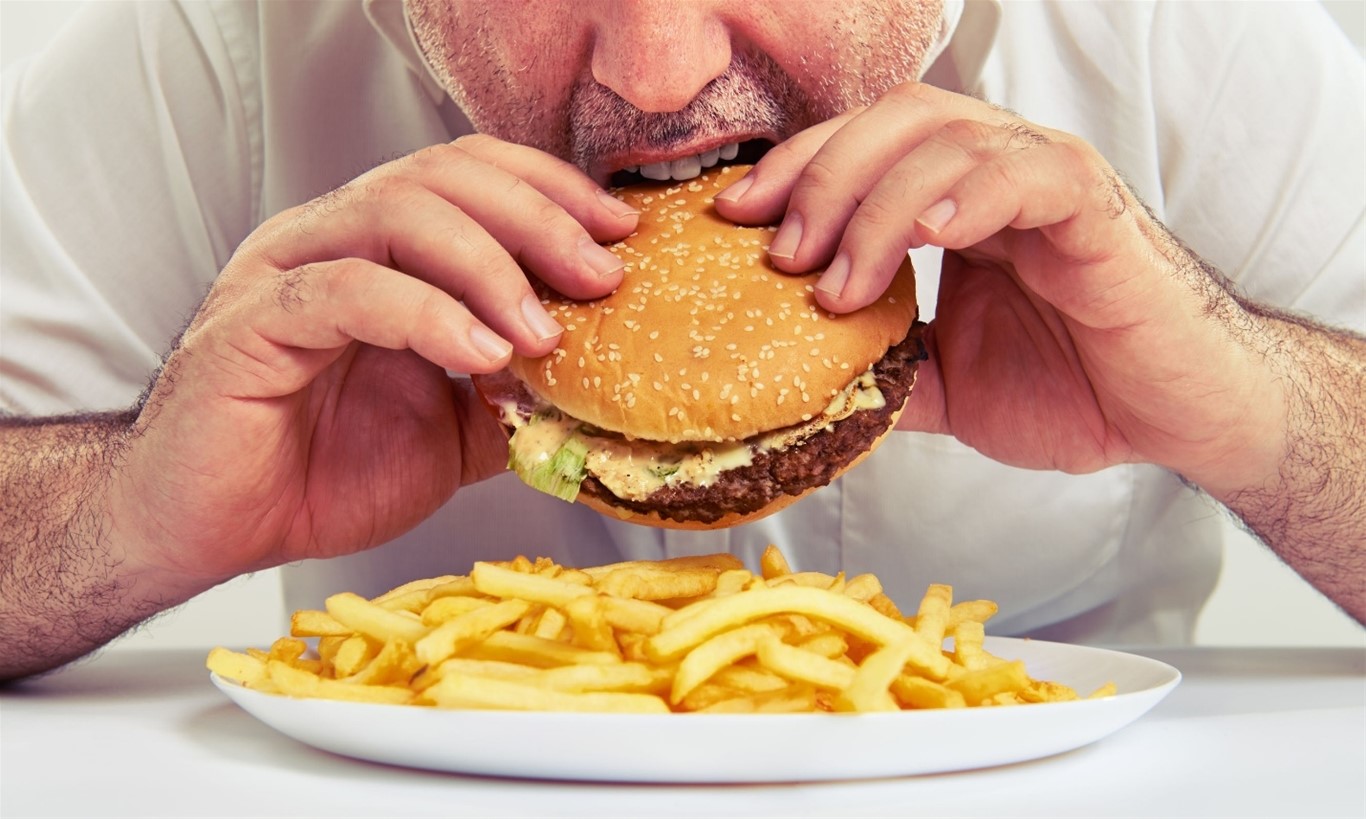 Ăn quá nhanh và nhiều khiến dạ dày phải hoạt động nhiều hơn dễ dẫn đến viêm loét dạ dày