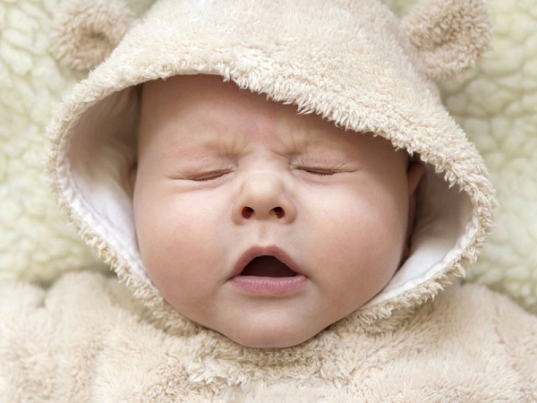 Mách mẹ mẹo giúp thông mũi khi trẻ bị ngạt mũi khi ngủ