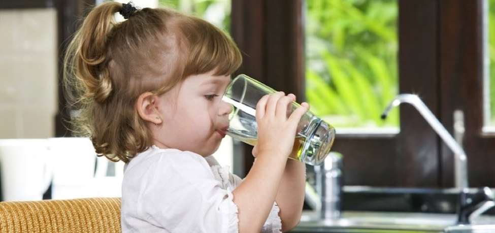 Cho trẻ uống đủ nước mỗi ngày là cách đơn giản tăng cường sức khỏe cho trẻ