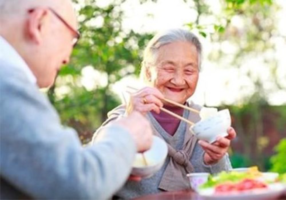 Ăn uống đúng bữa để phòng tránh rối loạn tiêu hóa ở người cao tuổi