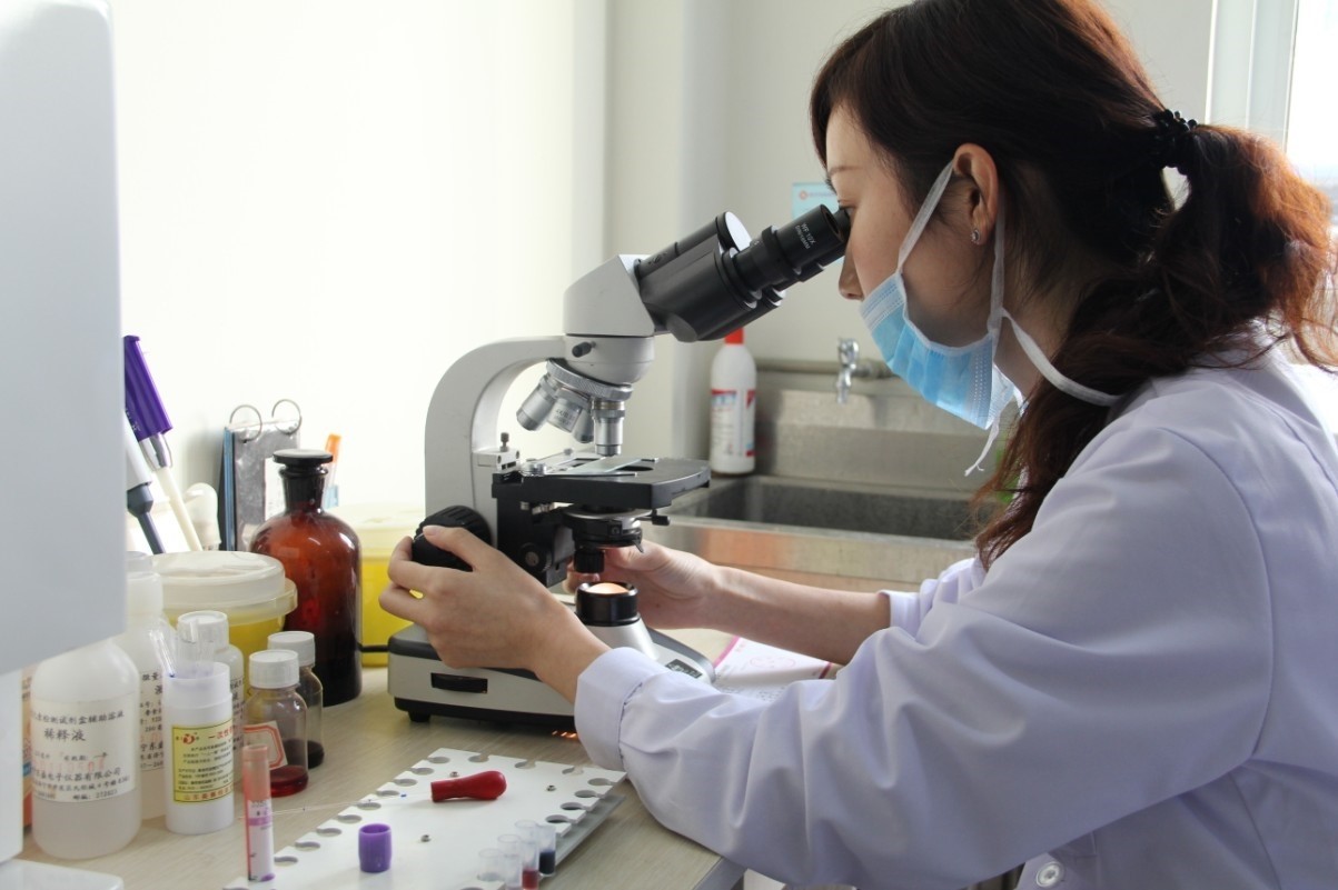 Về nguyên tắc xét nghiệm tìm vi khuẩn là bắt buộc trước khi sử dụng kháng sinh điều trị