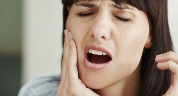 Viêm cận răng gây nhiều đau đớn và khó chịu cho người bệnh, có thể dẫn đến rụng răng