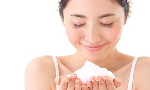 Sữa rửa mặt có xà phòng sẽ khiến cho da bị làm sạch quá mạnh khiến loại bỏ cả lớp dầu tự nhiên