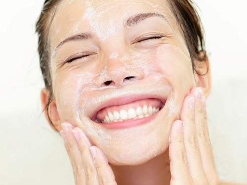 Nên massage mặt trong 60 giây sau khi thoa sữa rửa mặt lên da