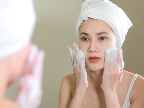 Nếu rửa mặt sạch mất lớp màng ẩm có khả năng gây kích ứng da dễ gây mụn