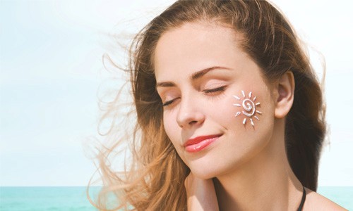 Tránh nắng là bước đầu tiên bảo vệ da giúp tránh cho da mỏng đi 