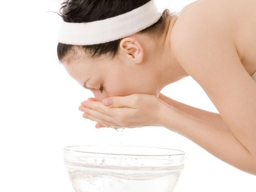 Rửa mặt mỗi ngày 1 lần hoặc rửa với nước không sẽ không đảm bảo làm sạch da