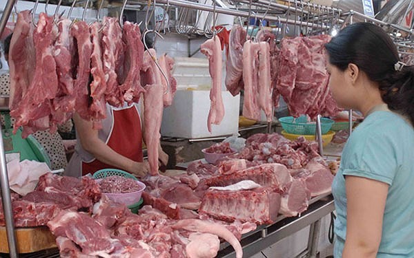 Thịt gia súc được bày bán tại chợ truyền thống