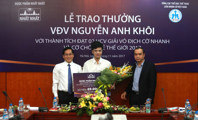Dược phẩm Nhất Nhất trao tặng phần thưởng trị giá 69 triệu đồng cho Nguyễn Anh Khôi.