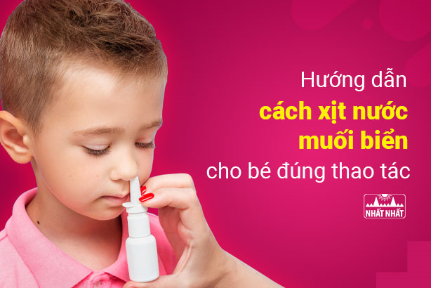 Hướng dẫn cách xịt nước muối biển cho bé đúng thao tác