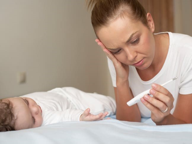 Trẻ sốt sau khi tiêm phòng là điều khiến nhiều bố mẹ lo lắng