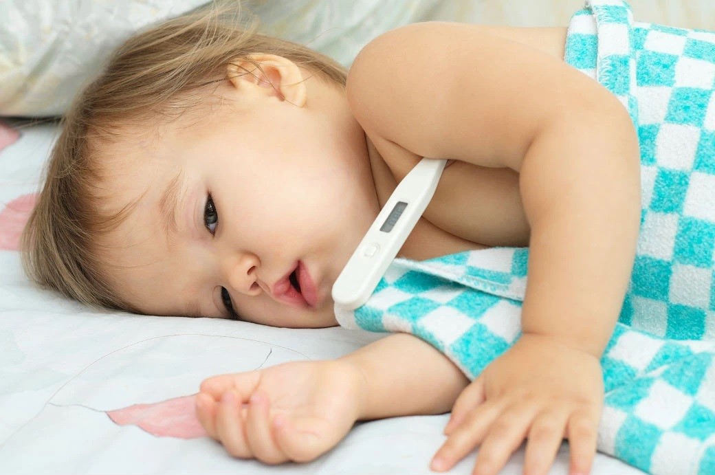 Với trẻ nhỏ, sốt nhẹ là biểu hiện thường gặp khi trẻ mắc viêm đường hô hấp trên