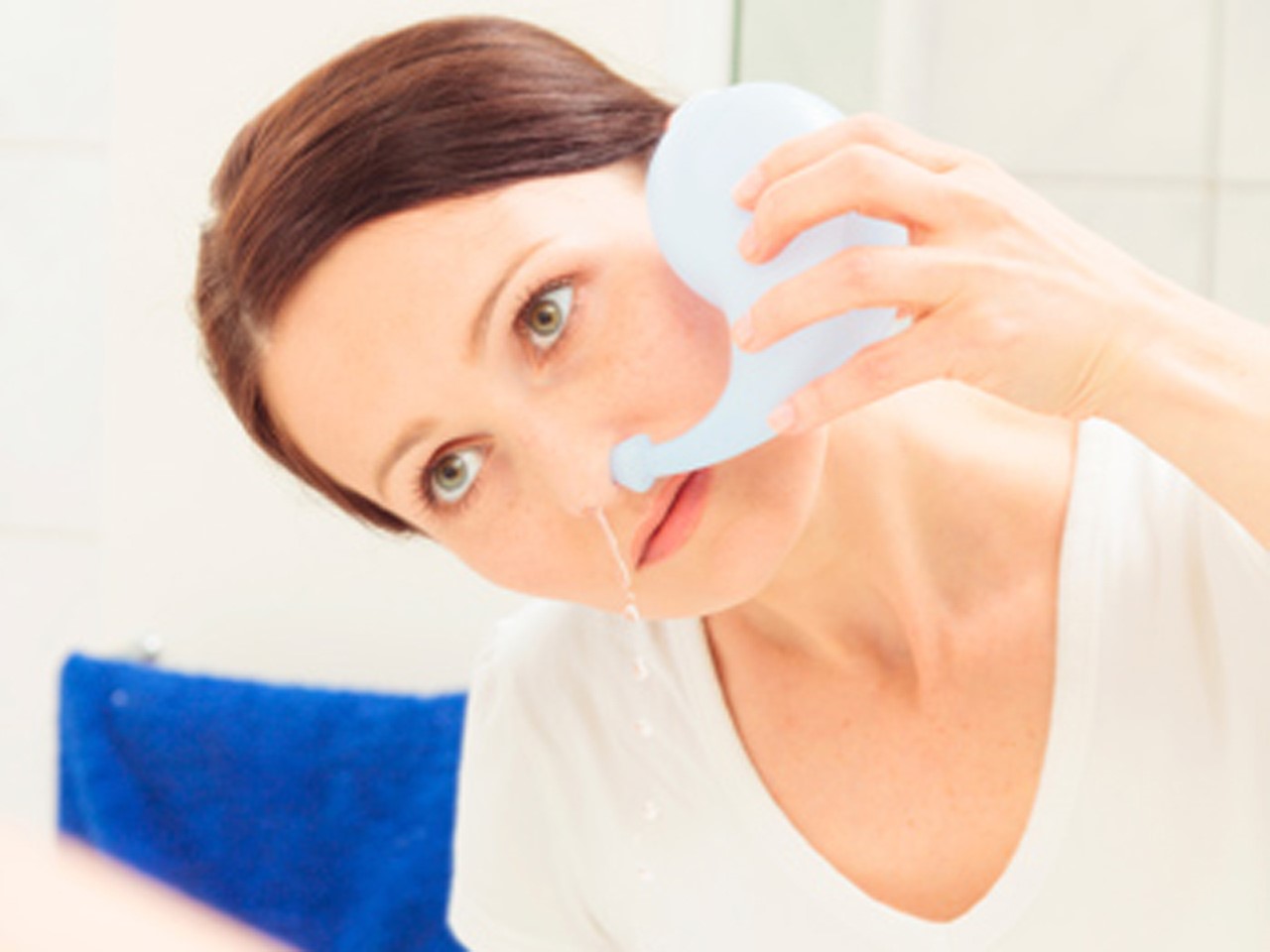 Rửa mũi giúp rửa trôi dịch nhờn và bụi bẩn