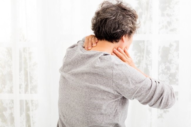 Thoái hóa cột sống cổ hoặc bệnh lý xương khớp có thể là nguyên nhân gây đau vai gáy