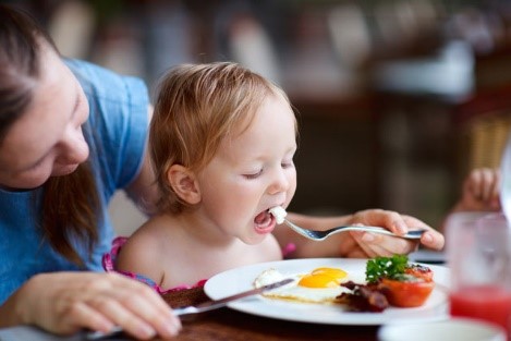 Chú ý tới lượng thực phẩm trong 1 bữa ăn của trẻ
