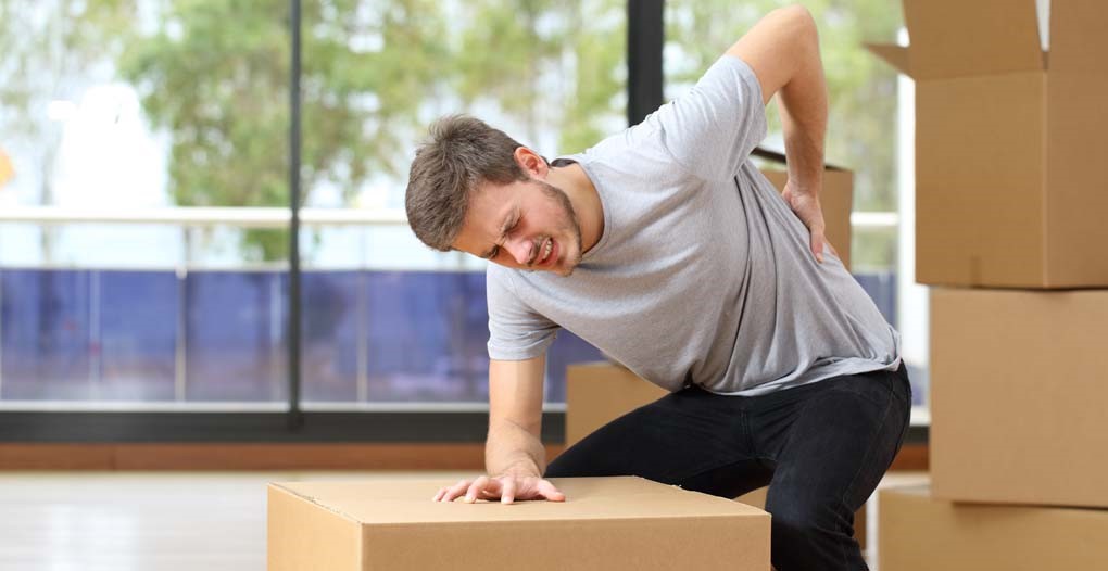 Bê vác vật nặng cũng có thể gây đau cột sống thắt lưng cấp