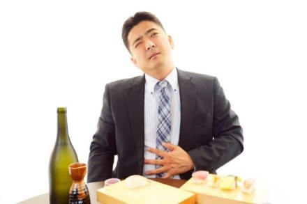 Uống nhiều rượu bia dễ bị rối loạn tiêu hóa