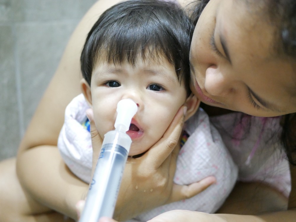 Rửa mũi cho trẻ không đúng cách có thể gây viêm tai giữa