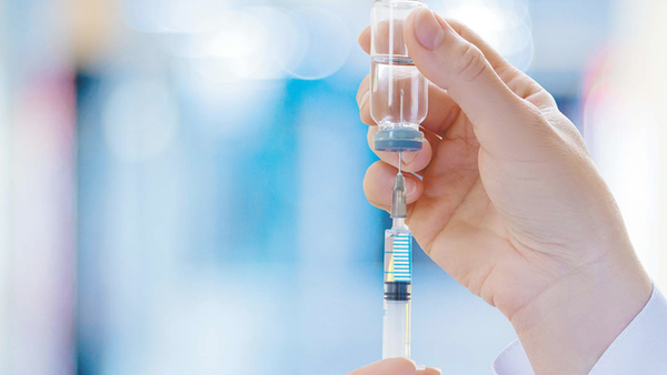 Vắc xin 5 trong 1 thường gây nên những cơn sốt nhẹ ở trẻ