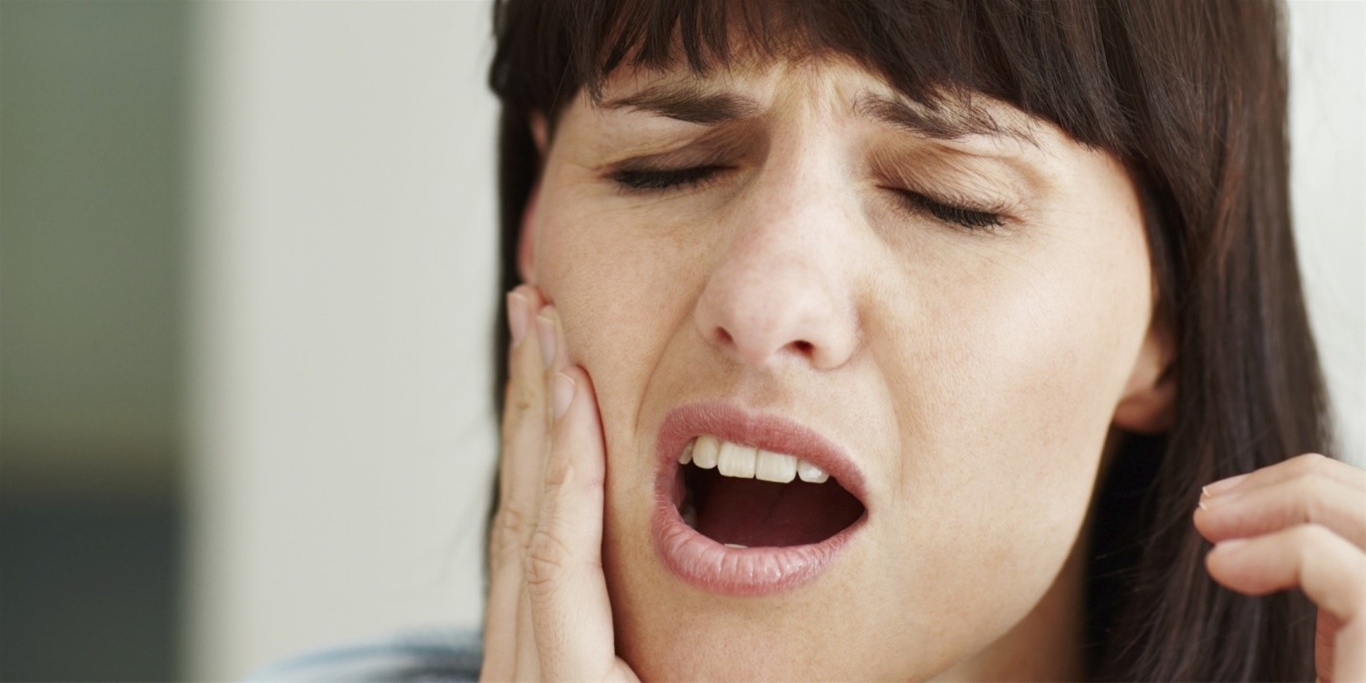 Bỏng rát ở lưỡi là triệu chứng thường thấy của bệnh nhiệt miệng ở lưỡi