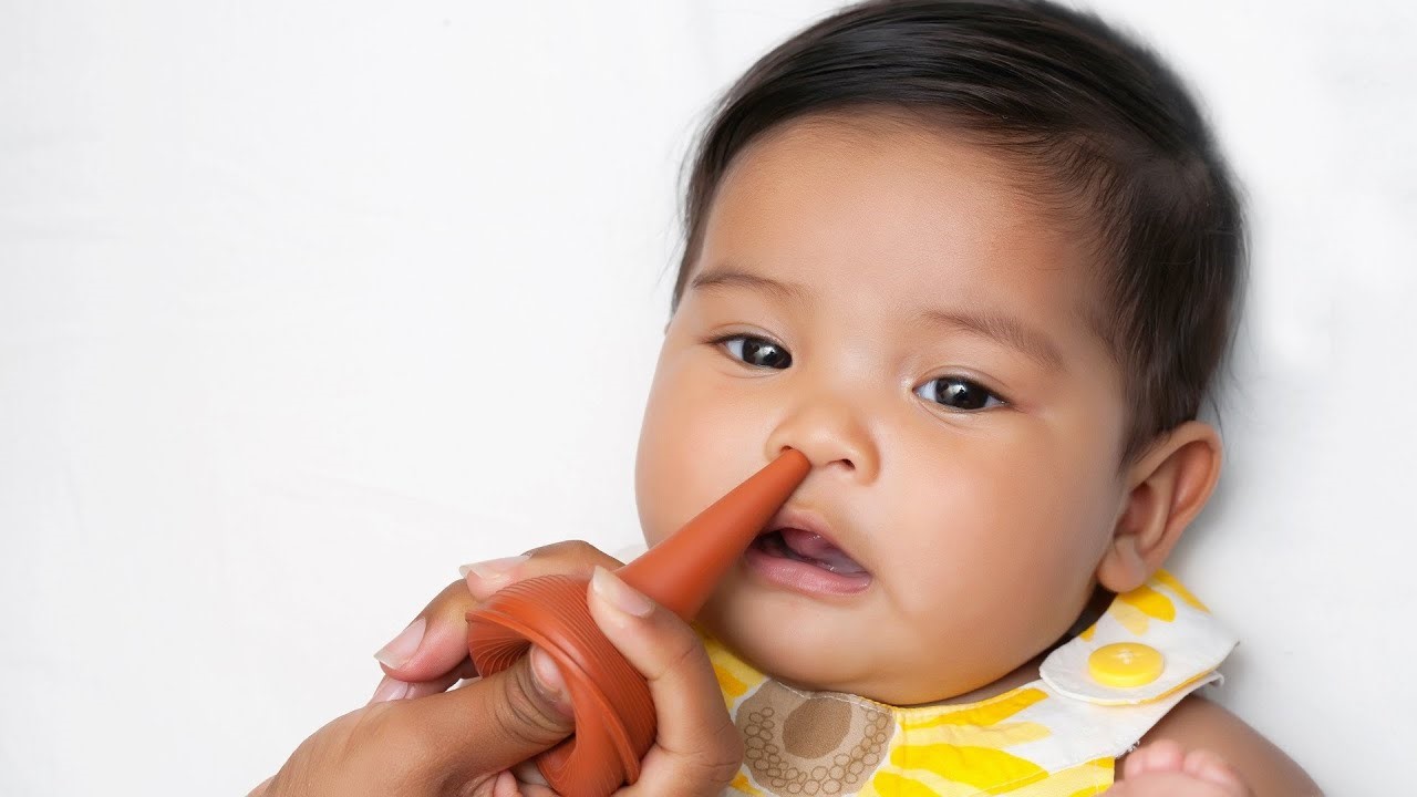 Sử dụng thiết bị hút mũi cho bé nếu dịch mũi quá đặc và nhiều