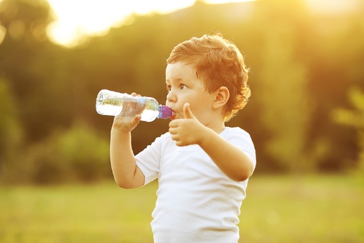 Khuyến khích trẻ uống nhiều nước trong mùa hè