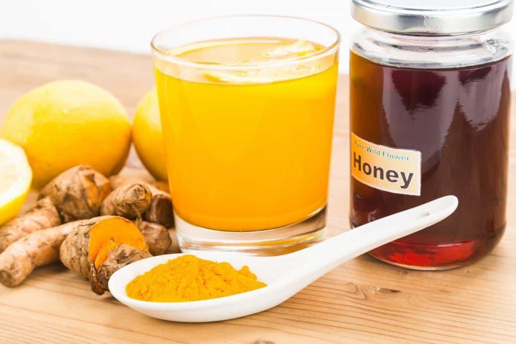 Uống cốc nước hốn hợp bột nghệ sữa tươi mật ong này mỗi tối trước khi đi ngủ
