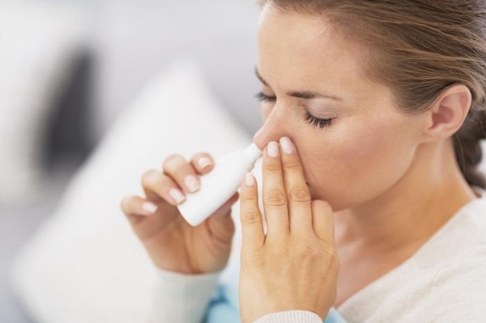 Bịt một bên mũi và xịt thuốc vào bên mũi còn lại