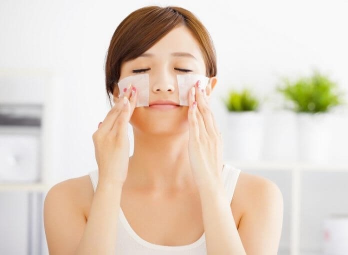 Nên thấm khô mặt bằng bông tẩy trang