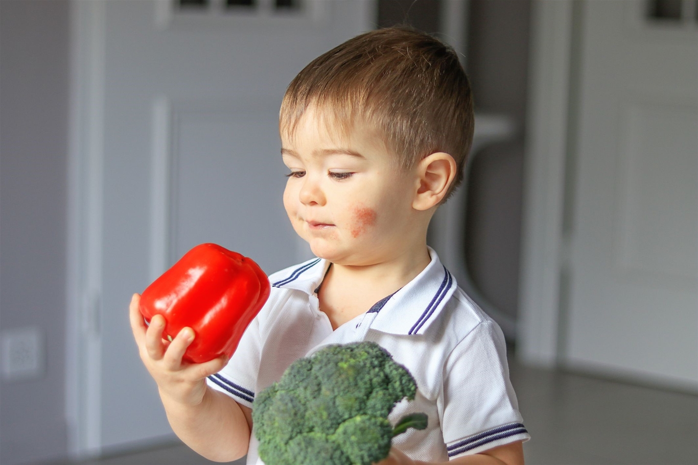 Cho trẻ cùng thiết kế bữa ăn sẽ giúp trẻ hào hứng hơn với việc ăn rau