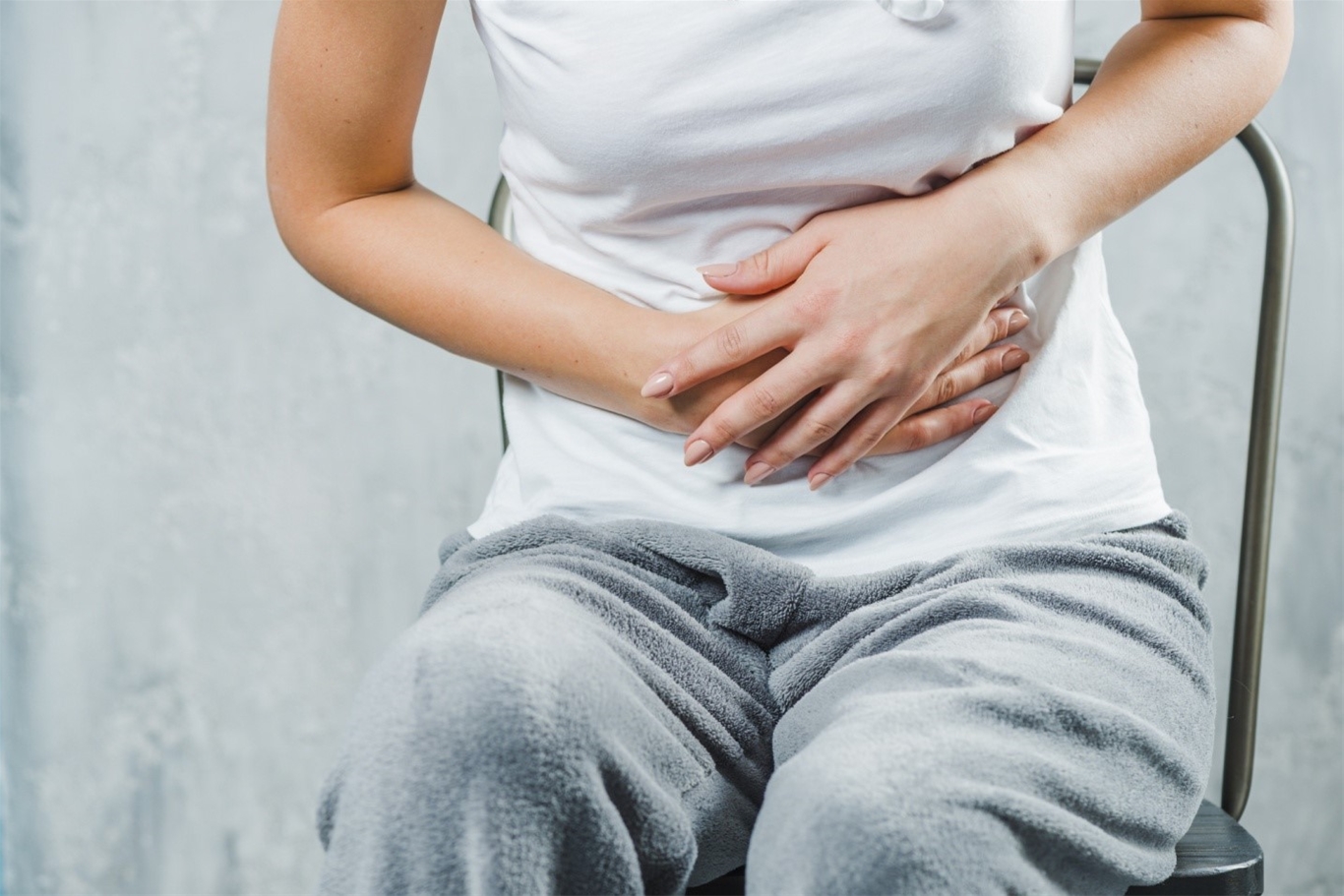Cơn đau bụng thường kéo dài âm ỉ hoặc kéo dài từng cơn đi kèm cảm giác bỏng rát