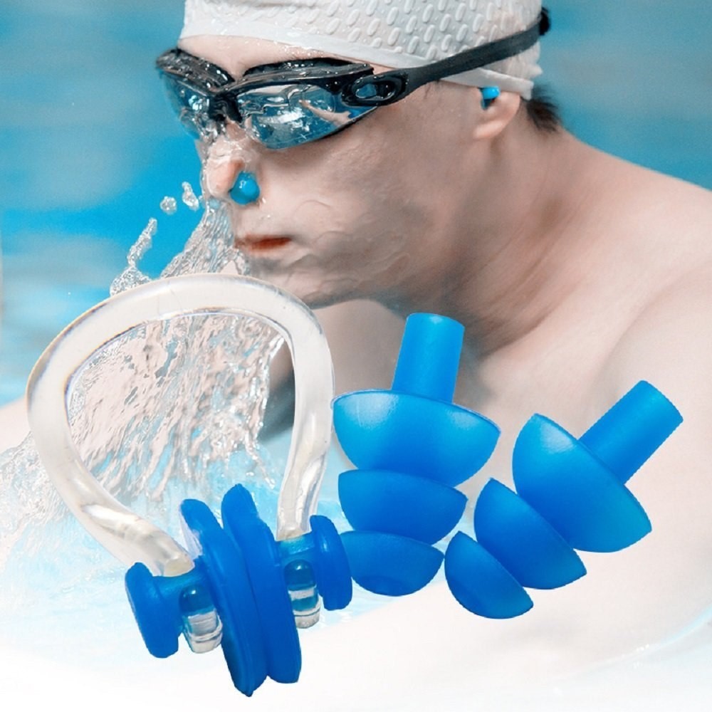 Sử dụng kẹp mũi khi bơi giúp giảm tiếp xúc của nước clo với niêm mạc mũi