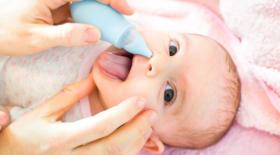 Cho bé làm quen trước với loại dung dịch vệ sinh mũi mà bạn định sử dụng