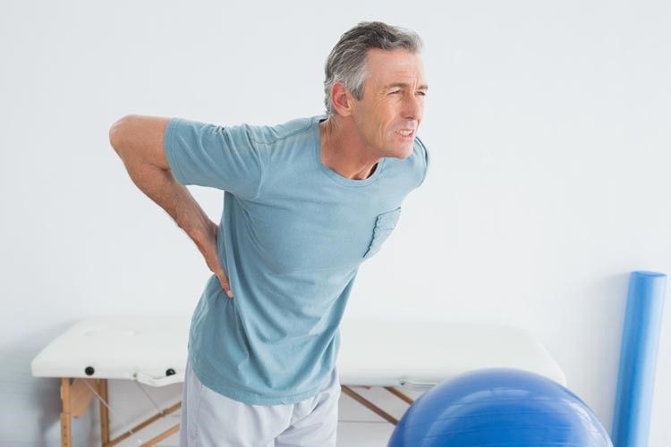 Đau cột sống thắt lưng do bệnh toàn thân thường kèm các triệu chứng khác như gầy sút cân