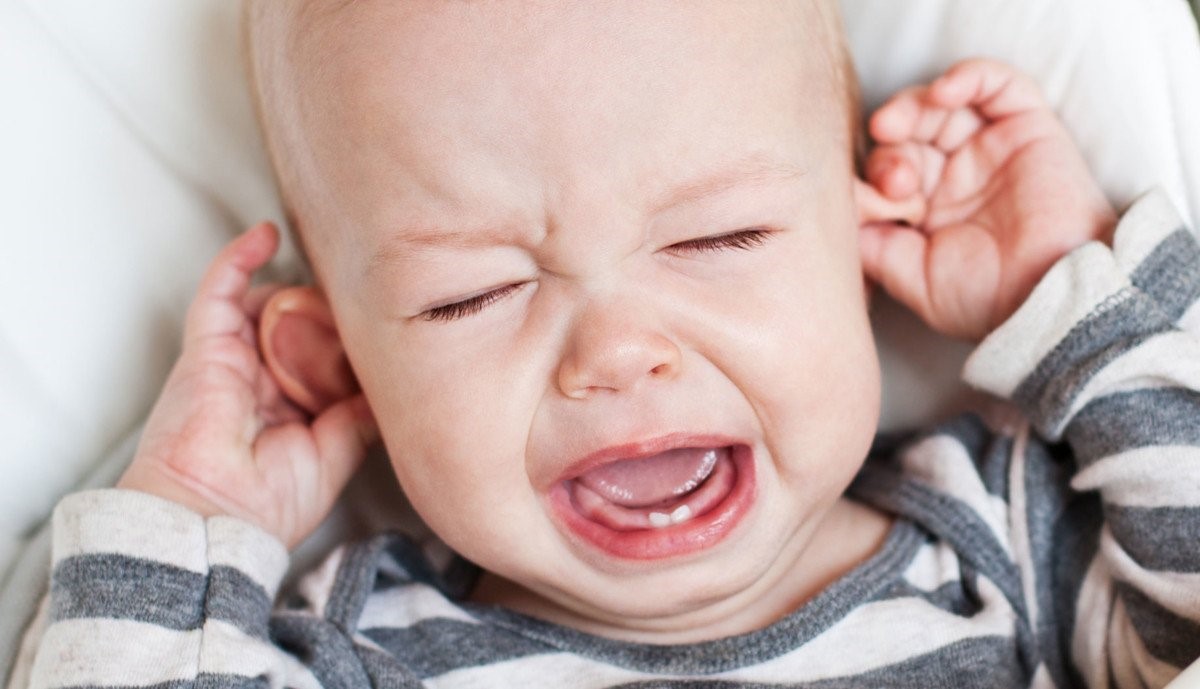 Sổ mũi lâu ngày không khỏi có thể gây ra biến chứng viêm tai giữa ở trẻ