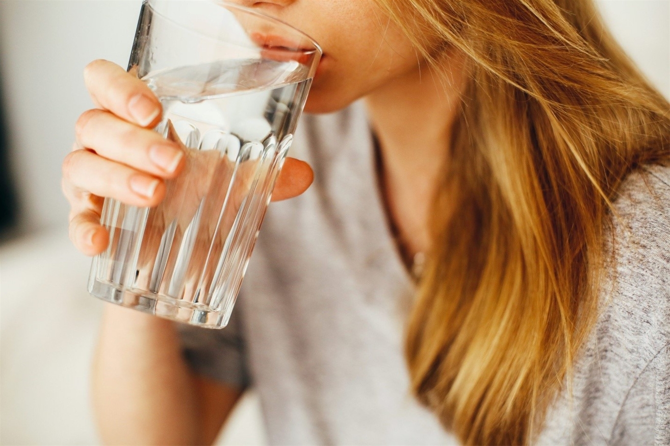 Uống nhiều nước giúp mũi họng không bị khô