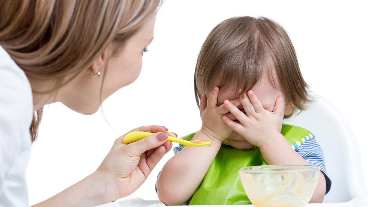 Cho trẻ ăn thành nhiều bữa nhỏ để đảm bảo dinh dưỡng khi trẻ bị tiêu chảy