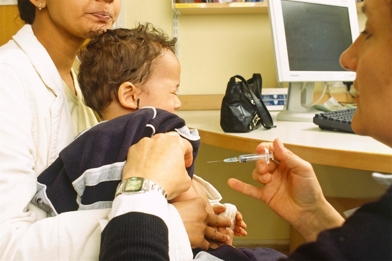 Người lớn và trẻ em cần được tiêm phòng vacxin viêm gan B để có thể ngăn ngừa nguy cơ lây nhiễm căn bệnh này