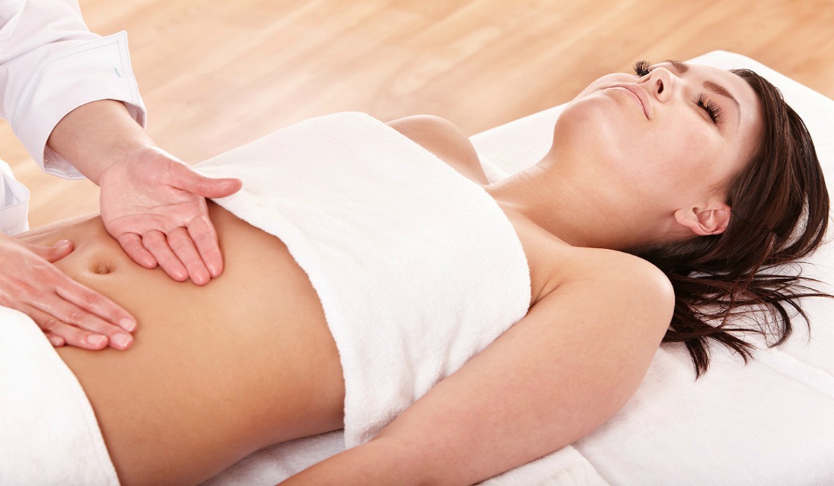 Để massage bụng hiệu quả, trước hết người bệnh cần làm ấm lòng bàn tay sau đó nhẹ nhàng áp lên bụng