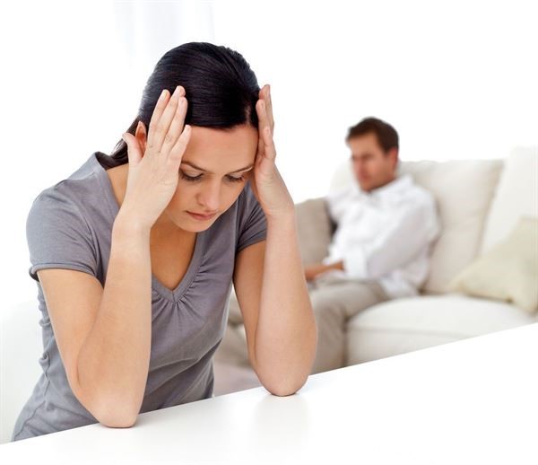 Suy giảm nội tiết tố nữ gây ra trạng thái tinh thần bực bội, căng thẳng, dễ cáu giận ở phụ nữ