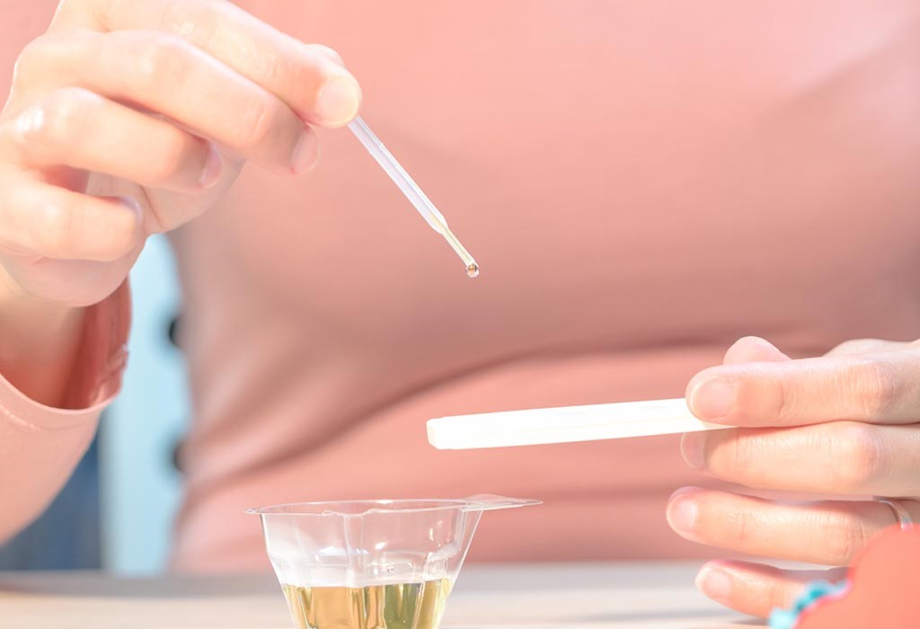 Thử thai bằng xét nghiệm nước tiểu có thể được thực hiện tại nhà hoặc phòng khám